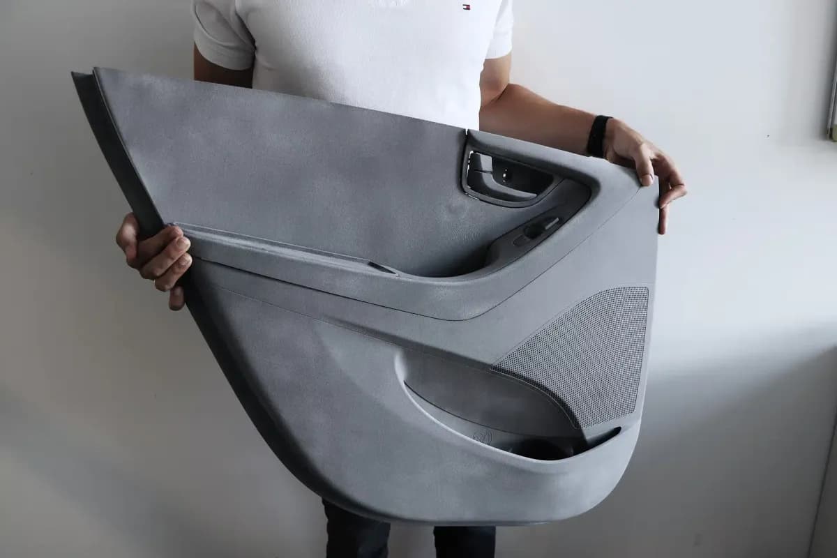 3D 프린팅 발전: 방산 계약 및 자동차 혁신