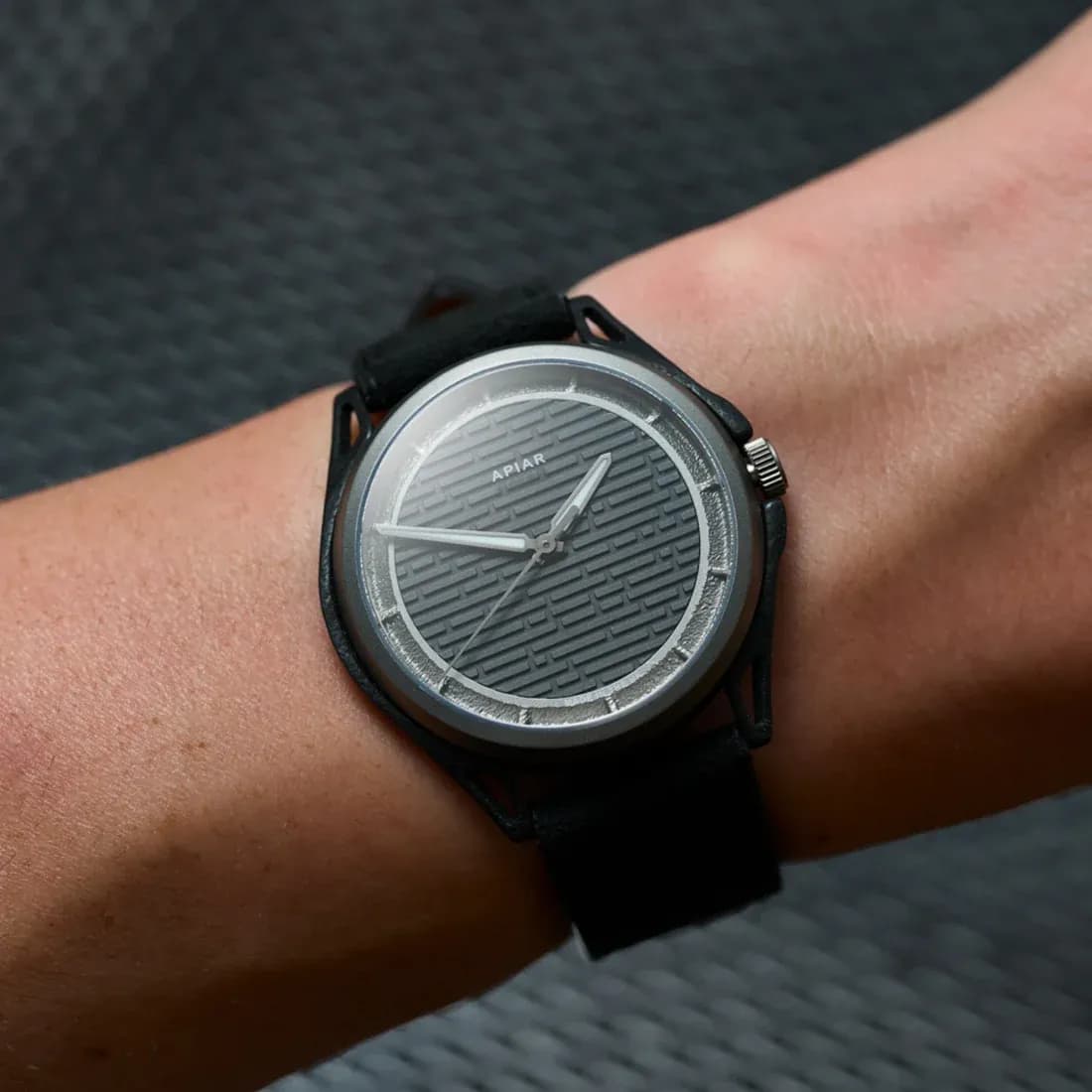 Apiar Presenta el Carbon1.0 OG: El Primer Reloj Comercial con Tecnología CBAM